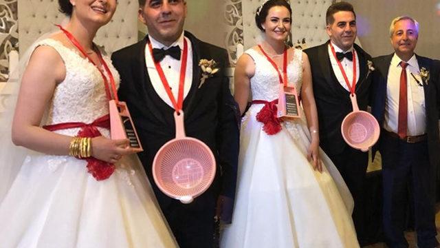 Altın fiyatlarına tepki gösterdiler! Gelin ve damada rende ve mantı süzgeci taktılar