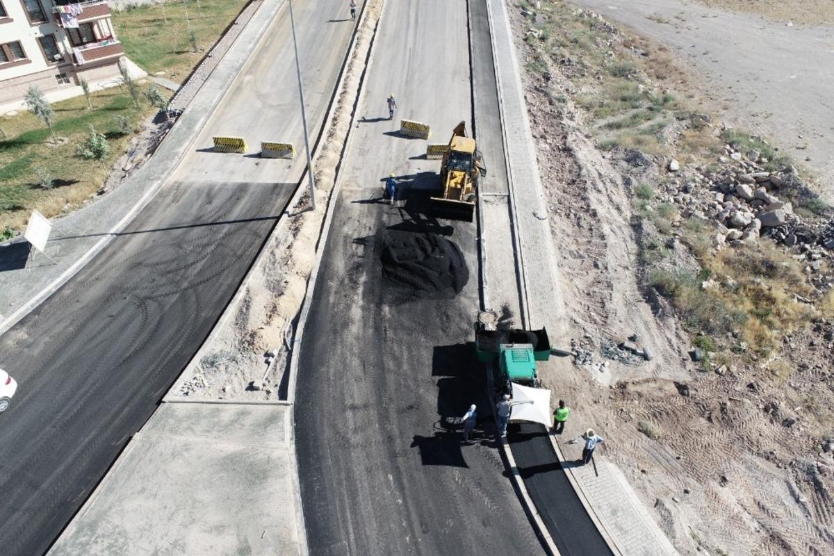 Melikgazi&rsquo;de asfalt &ccedil;alışmaları aralıksız s&uuml;r&uuml;yor
