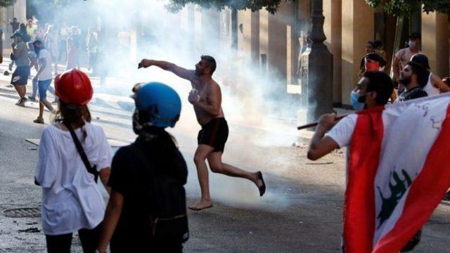 Hafta sonu Beyrut sokakları hükümetin istifasını talep eden öfkeli kalabalıklarla doluydu