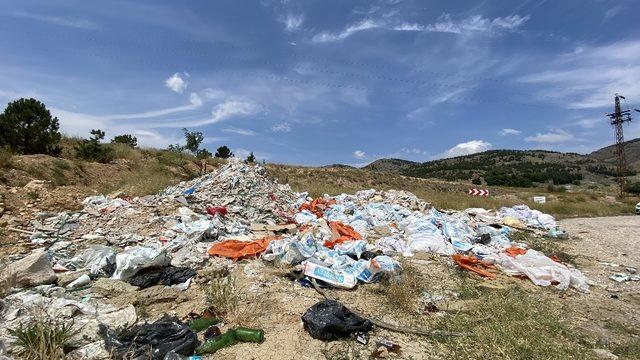 Sarıcakaya yolu çöp ve moloz yığınlarından kurtulamıyor
