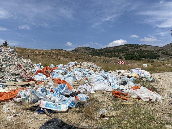 Sarıcakaya yolu çöp ve moloz yığınlarından kurtulamıyor G4