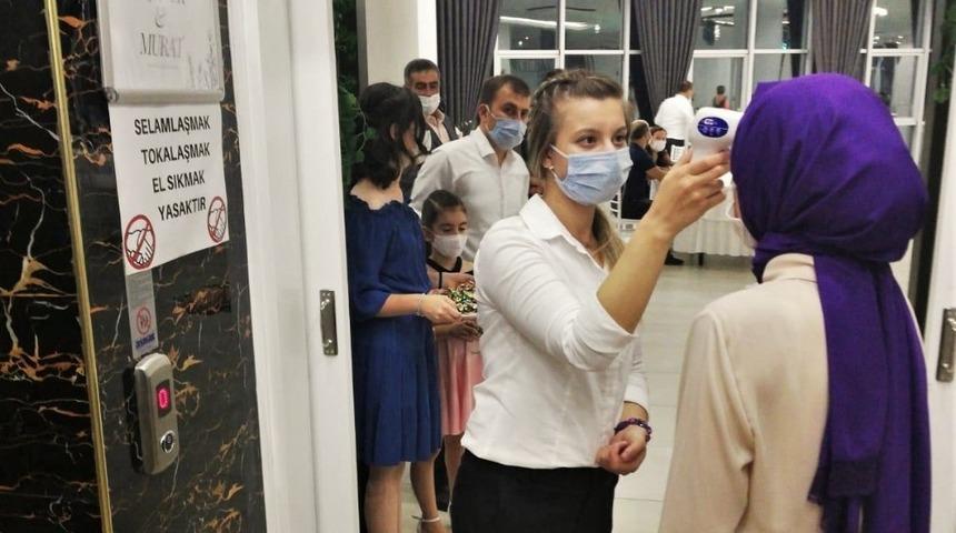 D&uuml;ğ&uuml;n salonlarına koronavir&uuml;s denetimi