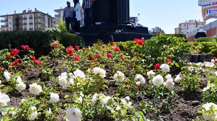 Aksaray&rsquo;da caddeler &ccedil;i&ccedil;eklerle s&uuml;slendi