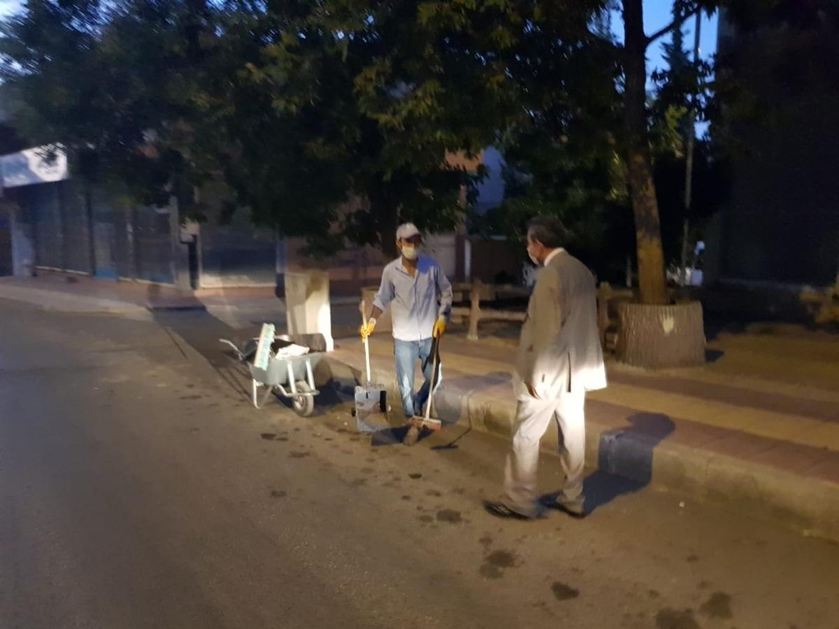 Belediye Başkanı Emre, mesaiye temizlik personeliyle başladı