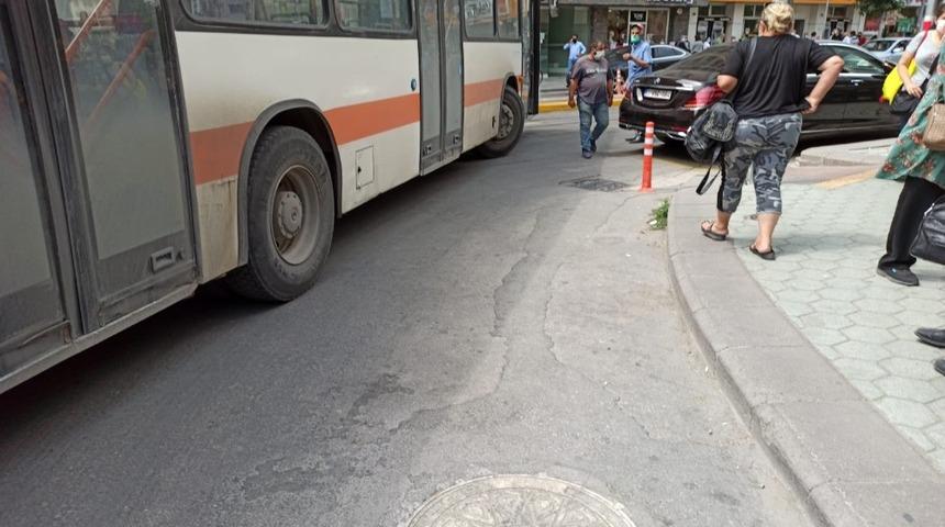 Cadde ortasında yol ortasında park edilen otomobil trafiği felç etti