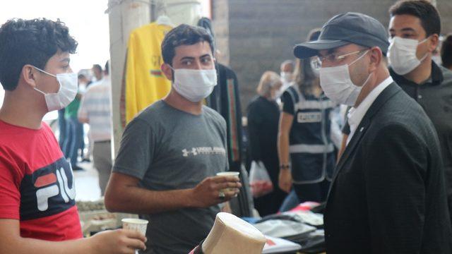 CHP, sıcakların bunalttığı Kırşehir’de, Pazar esnafına limonata dağıttı