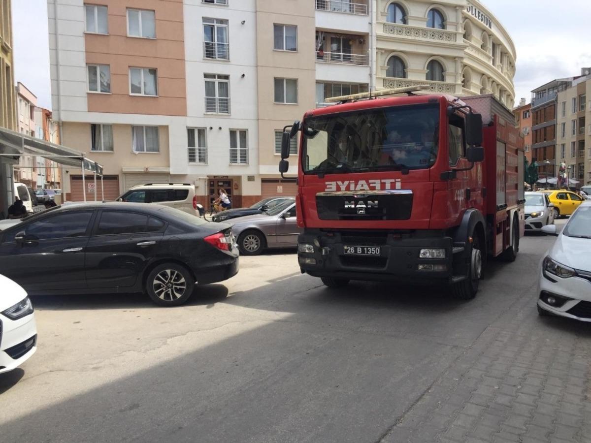 Ara sokaklardaki hatalı parklar itfaiye ara&ccedil;larına engel oluyor