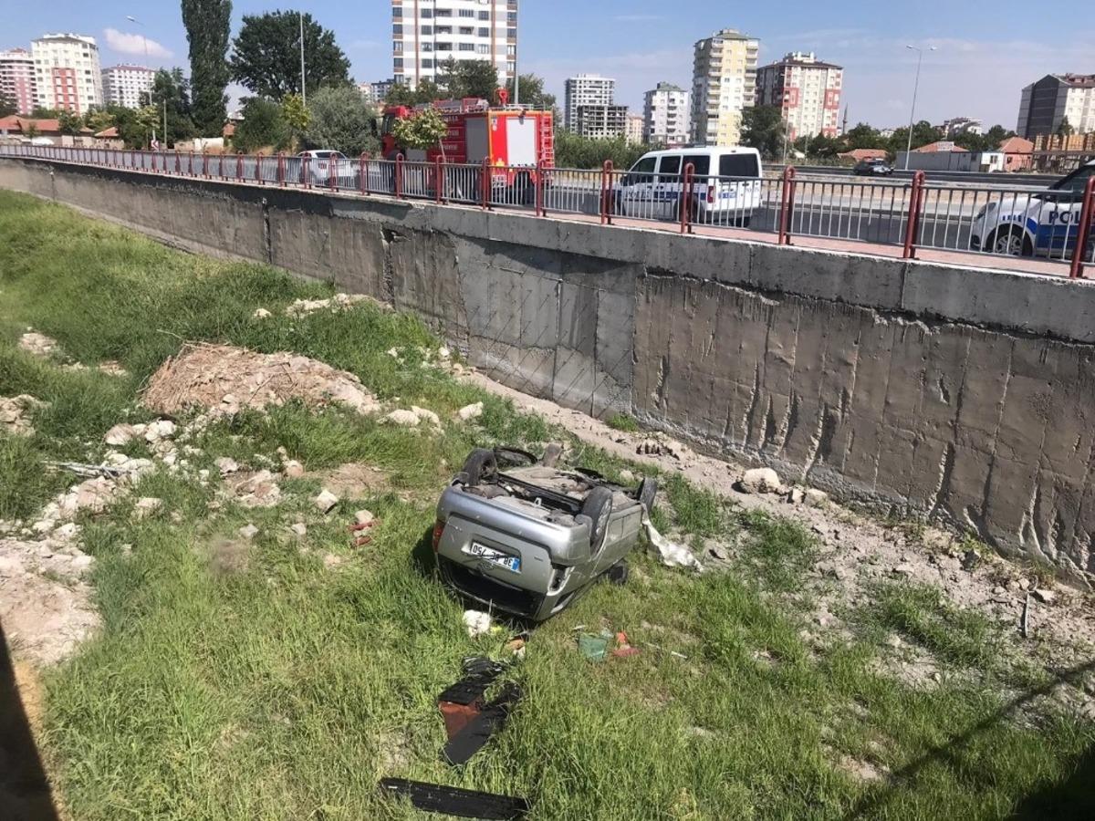 Otomobil su kanalına d&uuml;şt&uuml;: 1 yaralı