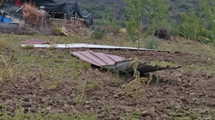 Kuvvetli r&uuml;zgar ve sağanak bir evin &ccedil;atısını u&ccedil;urdu, su baskınına neden oldu
