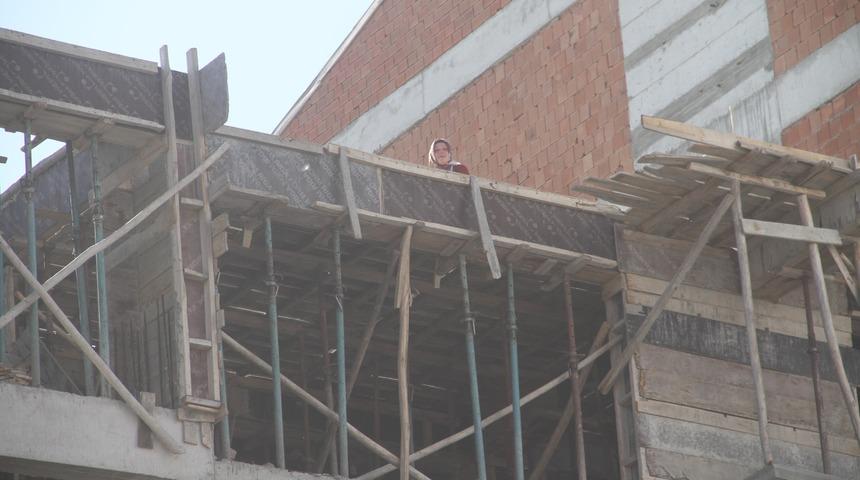 Annesinin intihar teşebbüsünü gözyaşları içerisinde izledi