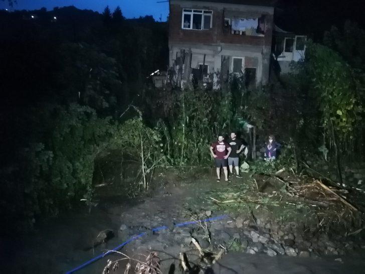 Rize'de şiddetli yağış hayatı olumsuz etkiledi! Evlerinde mahsur kalan aile kurtarıldı
