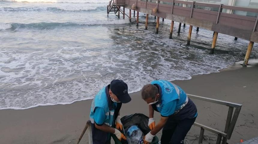 Sahil şeritlerinde temizlik &ccedil;alışmaları hız kesmeden s&uuml;r&uuml;yor