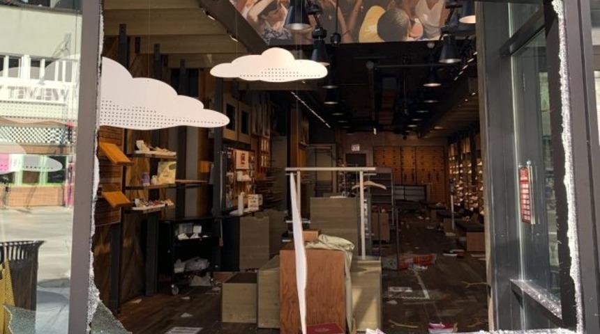 ABD'de sokaklar yine karıştı! Lüks mağazalar yağmalandı: 100'den fazla gözaltı var