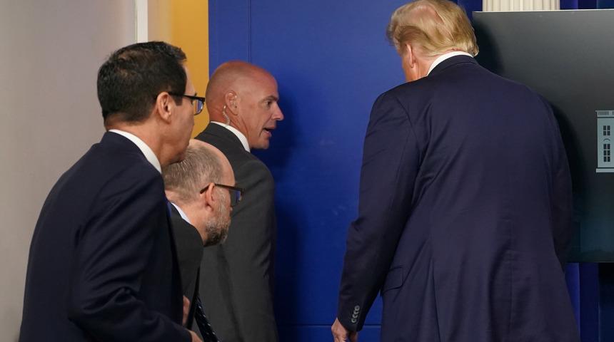 Güvenlik ekibi basın toplantısını kesti! Trump salondan çıkarıldı