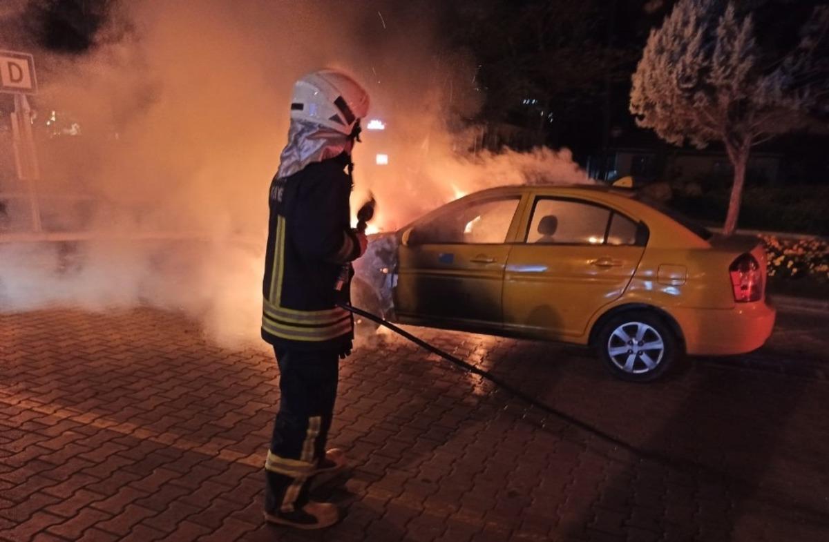 Marmaris&rsquo;in g&ouml;beğinde ticari taksi cayır cayır yandı