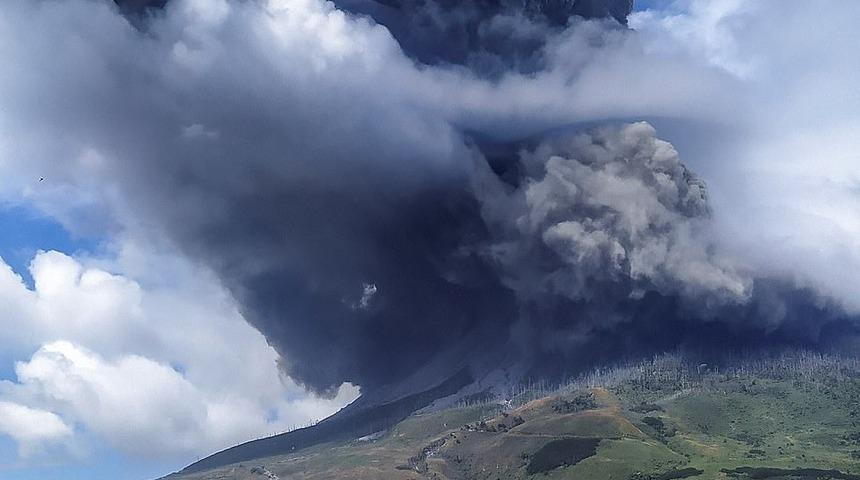 Endonezya&rsquo;da patlayan Sinabung Yanardağı k&uuml;llerini 5 km y&uuml;kseğe p&uuml;sk&uuml;rt&uuml;yor