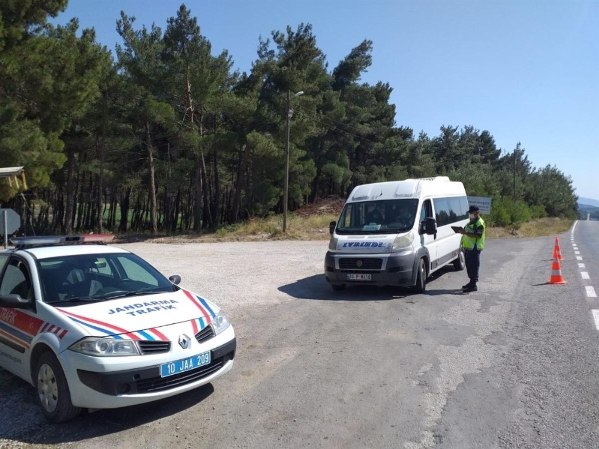 Jandarmada trafikte 4 bin 438 aracı denetledi