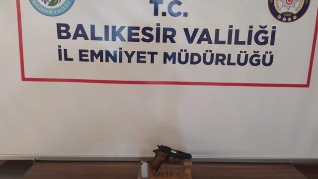 Balıkesir’de polis 13 silah ele geçirdi