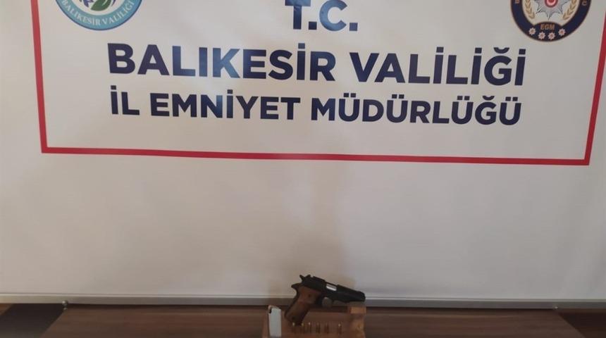 Balıkesir’de polis 13 silah ele geçirdi