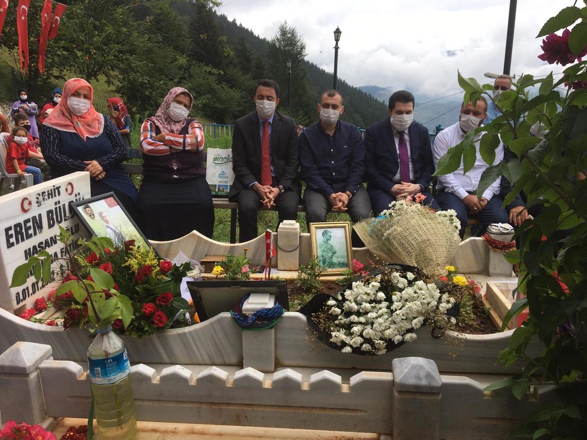 Şehit Eren B&uuml;lb&uuml;l, mezarı başında dualarla anıldı