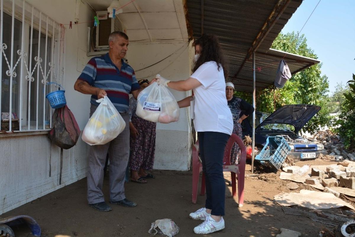 Efeler Belediyesi selden etkilenen vatandaşları yalnız bırakmıyor