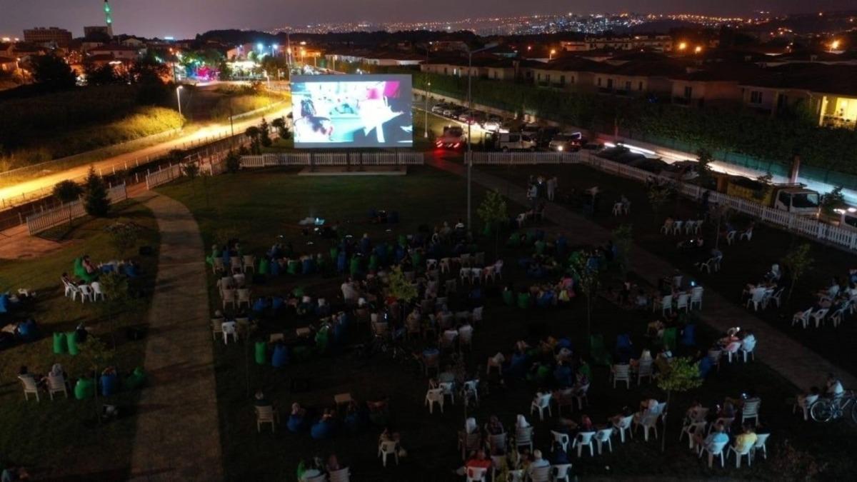 Kartepe&acute;de a&ccedil;ık havada sinema keyfi  yaşandı
