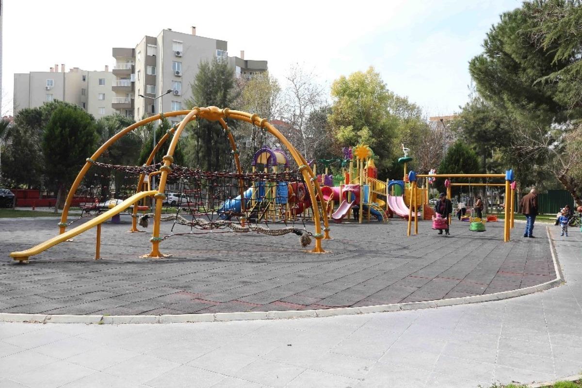 Bayraklı&rsquo;da 44 parka yeni oyun grubu