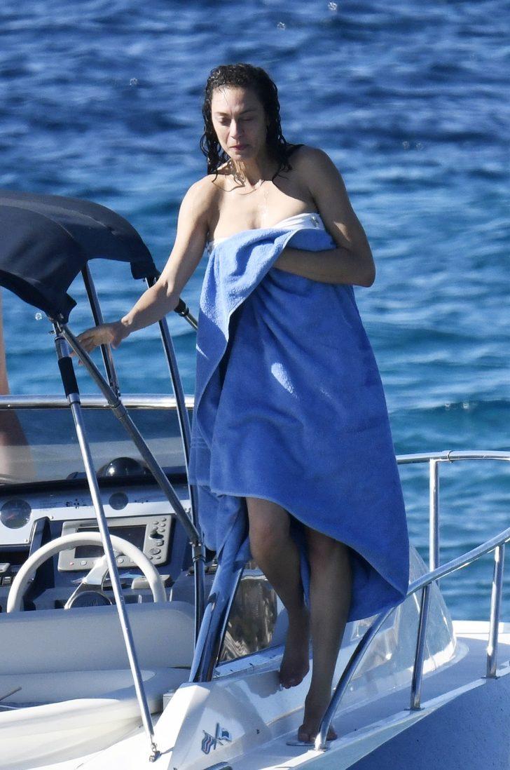 Lilly Becker bikinisinin üstünü çözünce göğüsleri açıldı G4