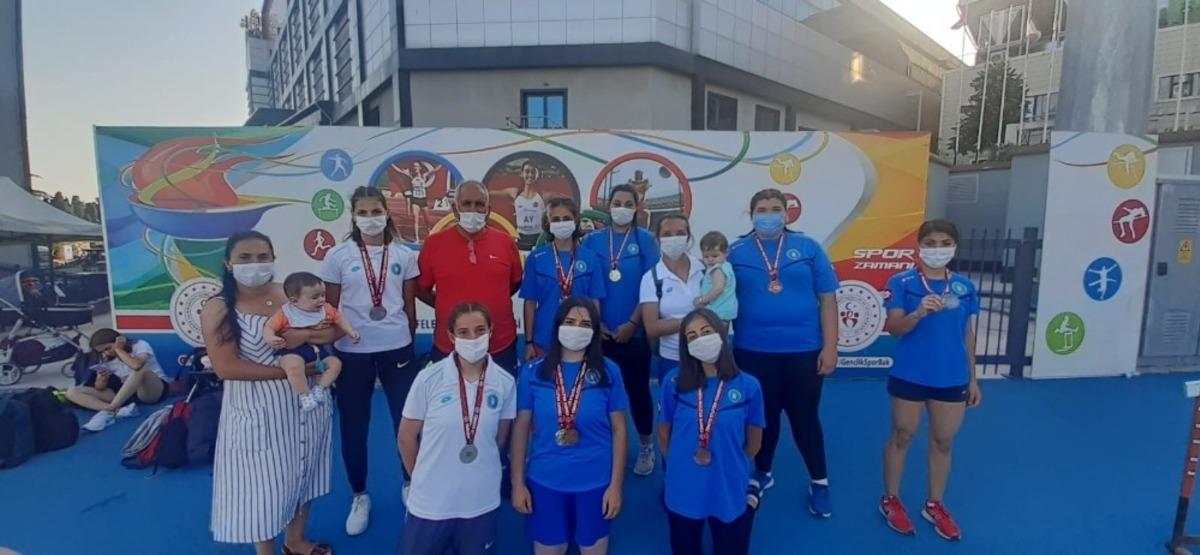 Gen&ccedil;ler pistin tozunu attı