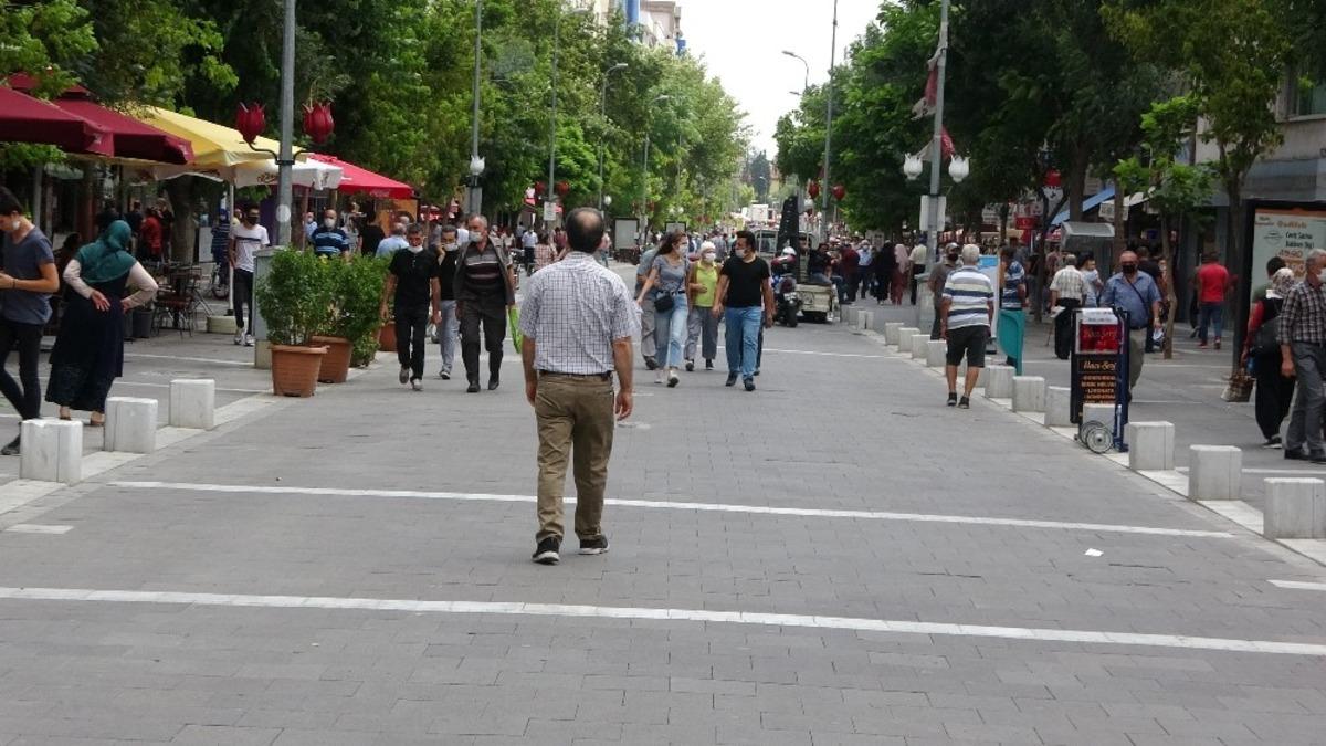 Uşak&rsquo;ta havalar serinleyince vatandaşlar korona vir&uuml;s&uuml; unuttu