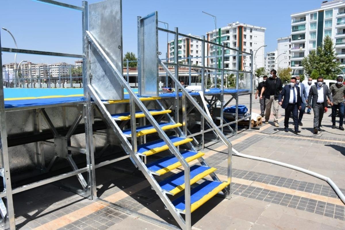 &Ccedil;ocuklar i&ccedil;in parkın i&ccedil;inde estetik y&uuml;zme havuzu