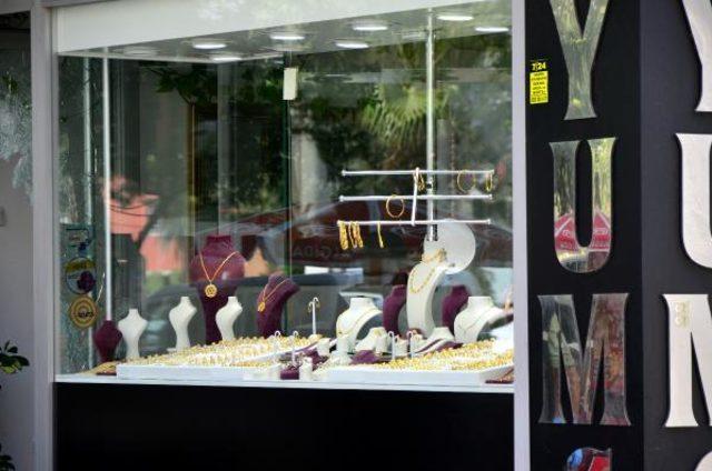 Adana da kuyumcu soygunu! Polis her yerde 1 i kadın kıyafetli 2 erkeği arıyor 1