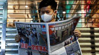 Hong Kong'da polis baskınına uğrayan gazeteye okur desteği