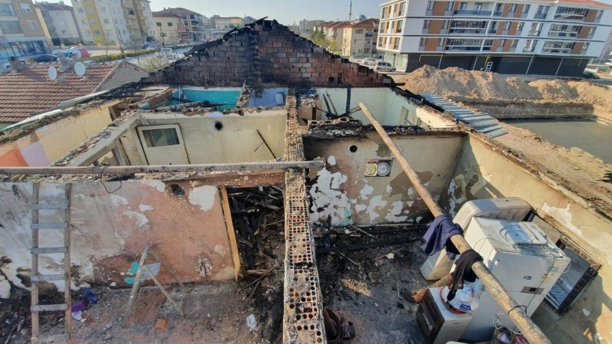 Evi yanan sağlık emek&ccedil;isi yeni evine kavuştu