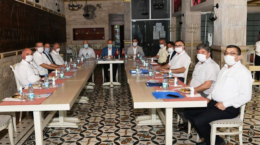 AK Partili Bülent Turan, CHP'li belediye başkanlarıyla bir araya geldi