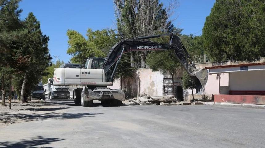 Niğde&rsquo;nin Fertek Mahallesi&rsquo;nde Meydan D&uuml;zenlemesi Başladı