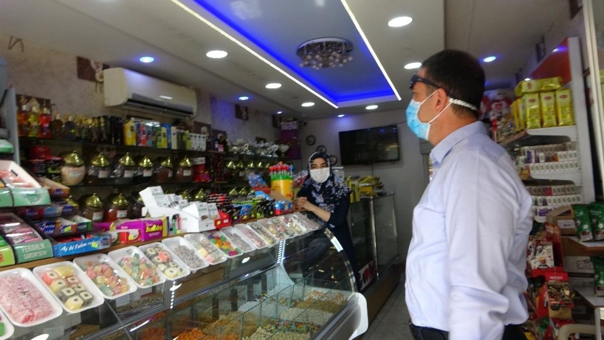 Kozan Kaymakamı G&uuml;r&ccedil;am, sokak sokak gezerek maske denetimi yaptı
