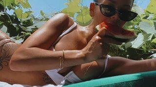 Eliz Sakuçoğlu havuzda üstsüz kitap okudu