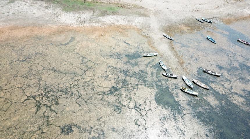 Marmara Gölü'nde su seviyesi sıfırlandı, balıkçılık durdu
