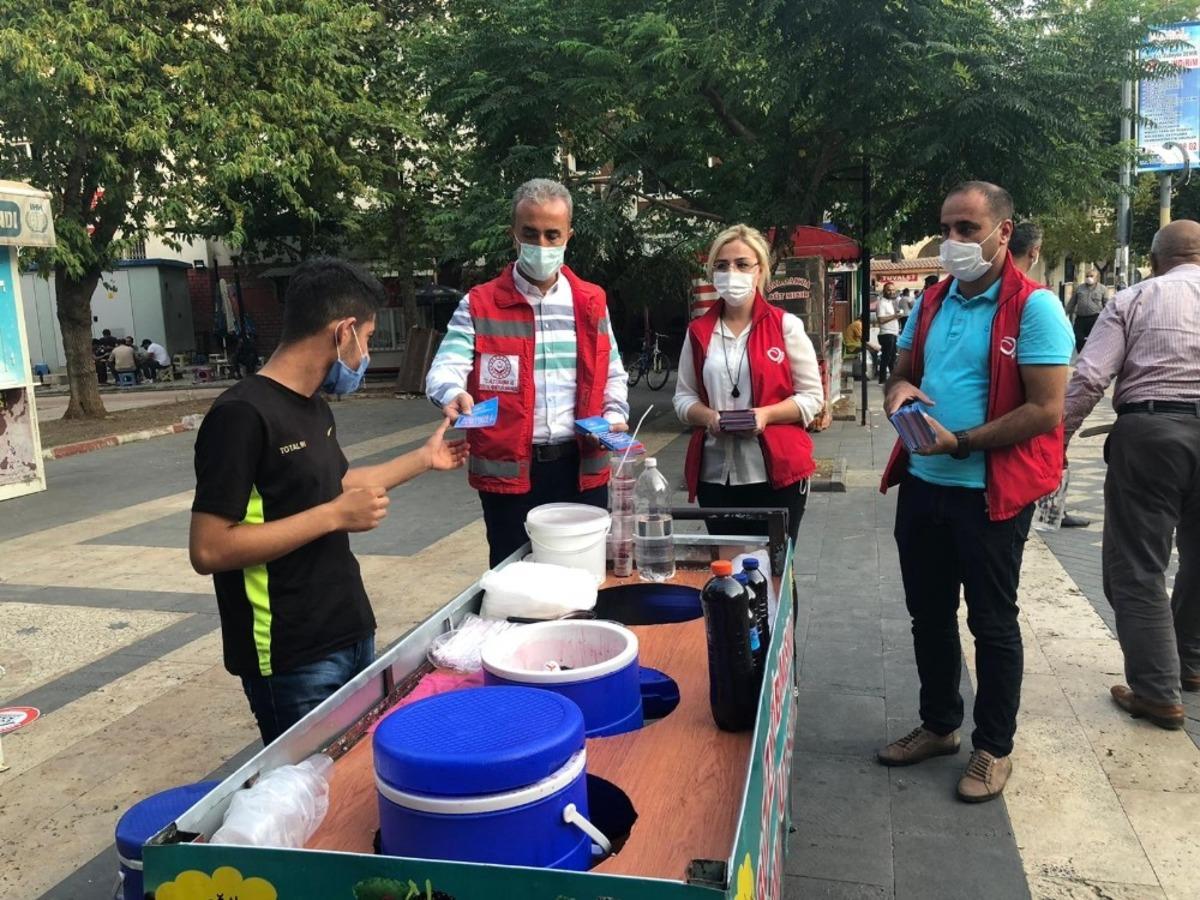 Korona vir&uuml;s tedbirlerini anlatan broş&uuml;rler dağıtıldı