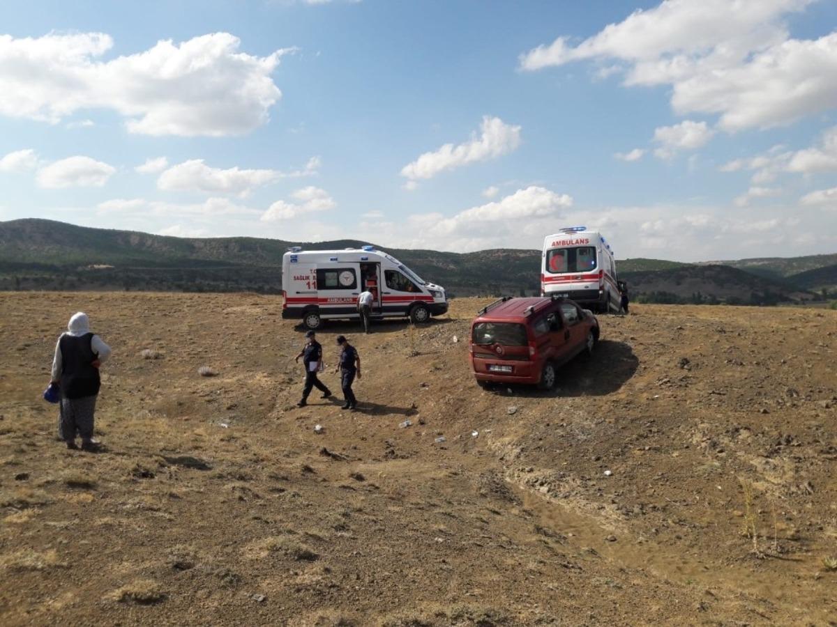 Virajı alamayan ara&ccedil; yol dışına savruldu: 3 yaralı