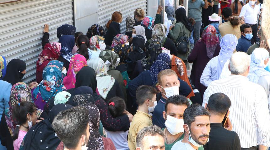 Vaka artışı olan Şanlıurfa'da PTT önünde sosyal mesafesiz kuyruk