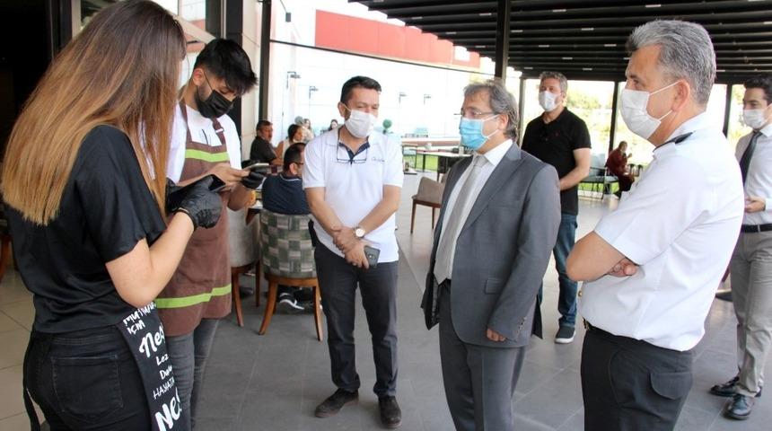 İl Sağlık Müdürü Benli, HES uygulamasını vatandaşlara hem anlattı hem gösterdi