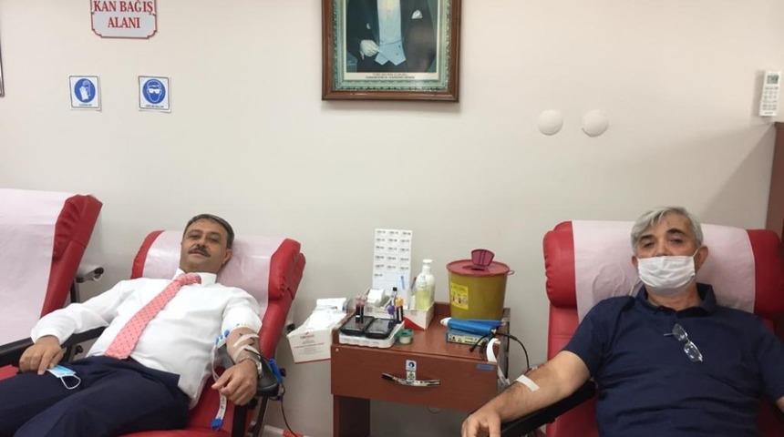 Vali Hasan Şıldak Kızılay&rsquo;a kan verdi