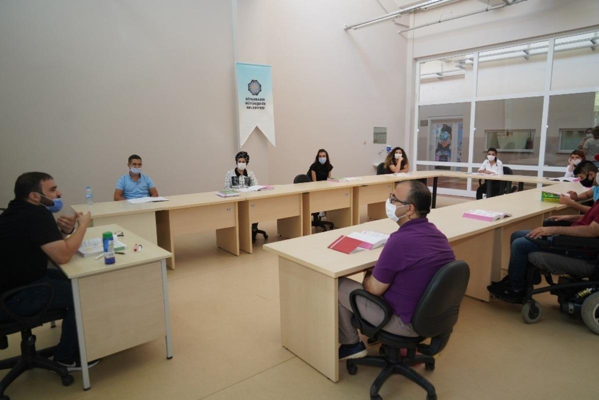 B&uuml;y&uuml;kşehirin engellilere y&ouml;nelik kursları başladı