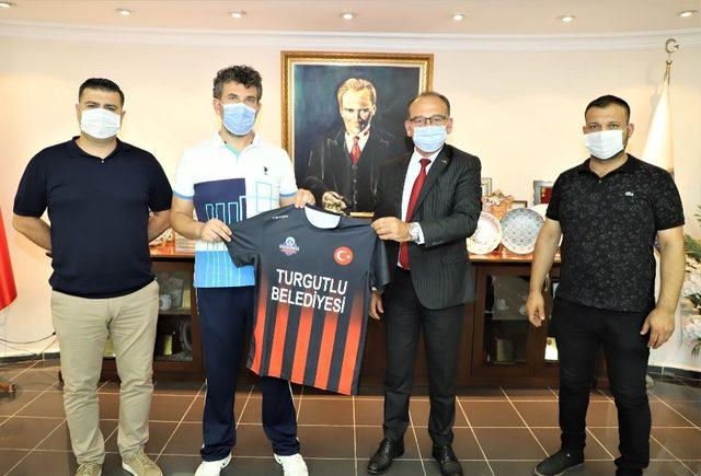 Turgutlu Belediyespor Yener Baştürk ile sözleşme yeniledi