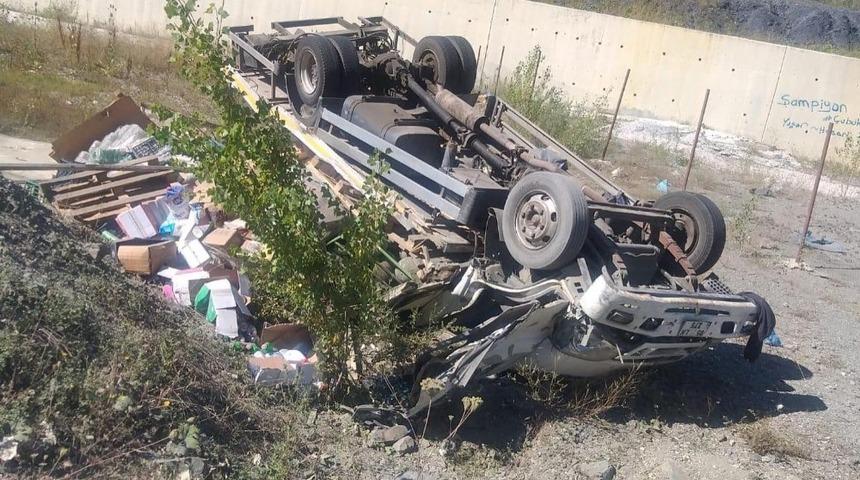 Yoldan &ccedil;ıkan kamyonet şarampole yuvarlandı: 1 yaralı