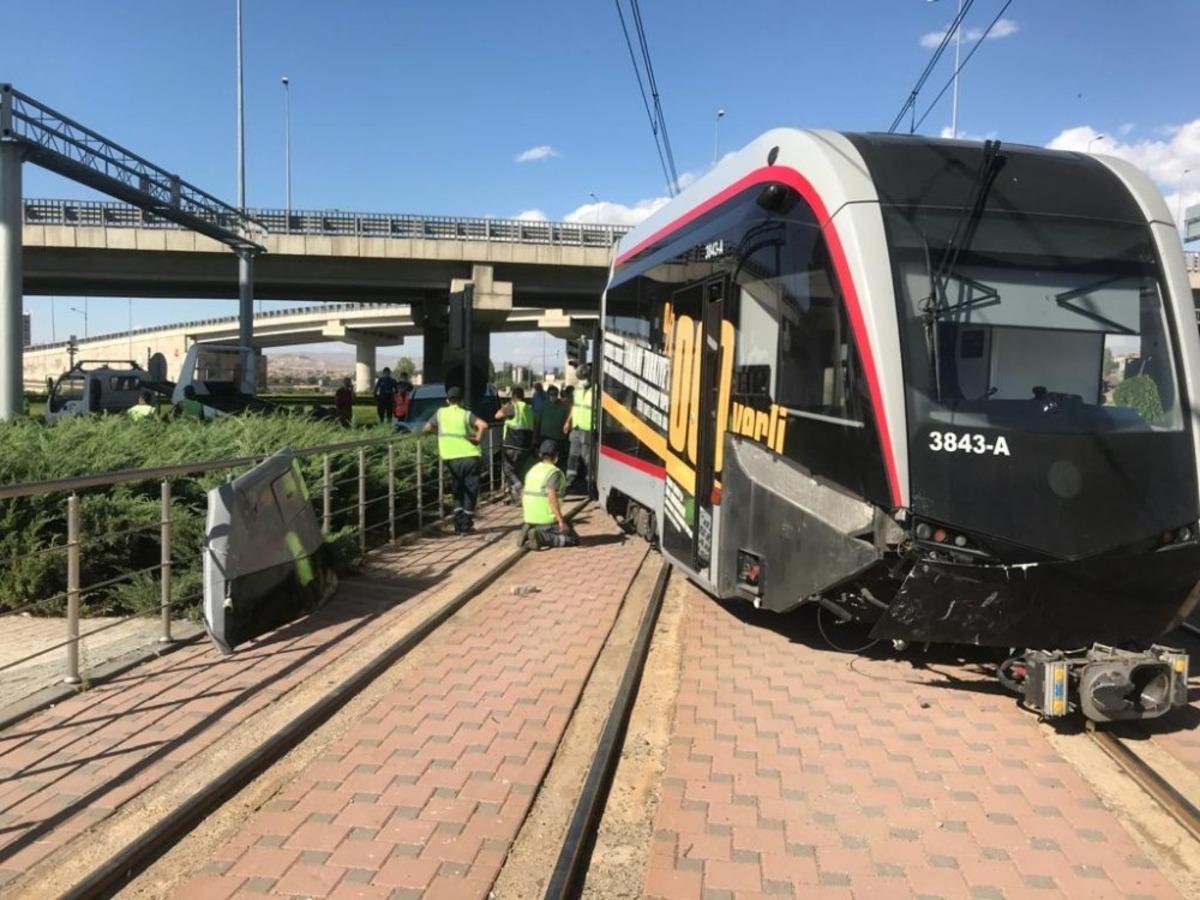 Ticari ara&ccedil;la &ccedil;arpışan tramvay raydan &ccedil;ıktı: 2 yaralı