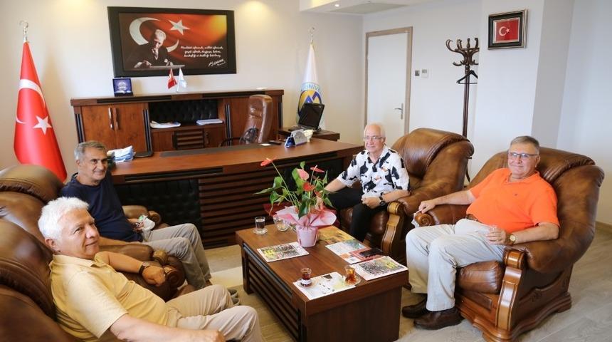 A Milli Futbol Takımı Teknik Direkt&ouml;r&uuml; Şenol G&uuml;neş, Avrasya &Uuml;niversitesi&rsquo;ni ziyaret etti