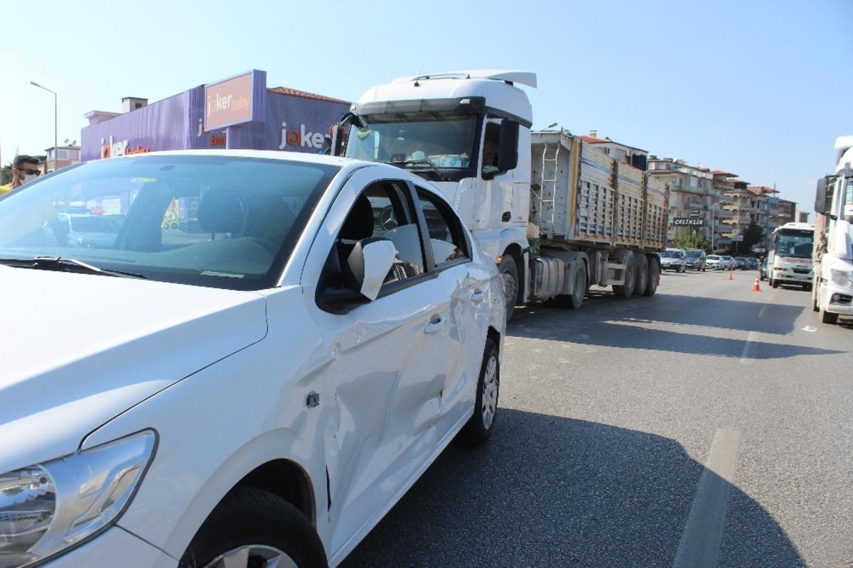 Dikkatsiz s&uuml;r&uuml;c&uuml; şerit değiştirmek isterken kaza yaptı